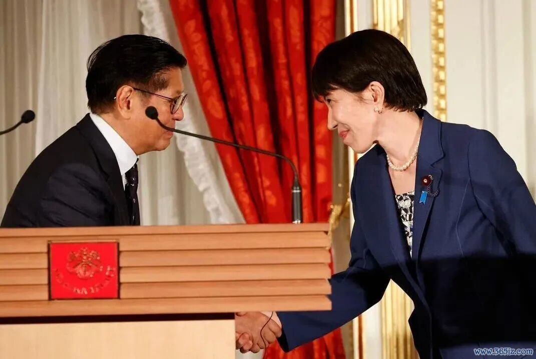日本首相高市早苗（右）与菲律宾总统马科斯抓手合影。图源：外媒